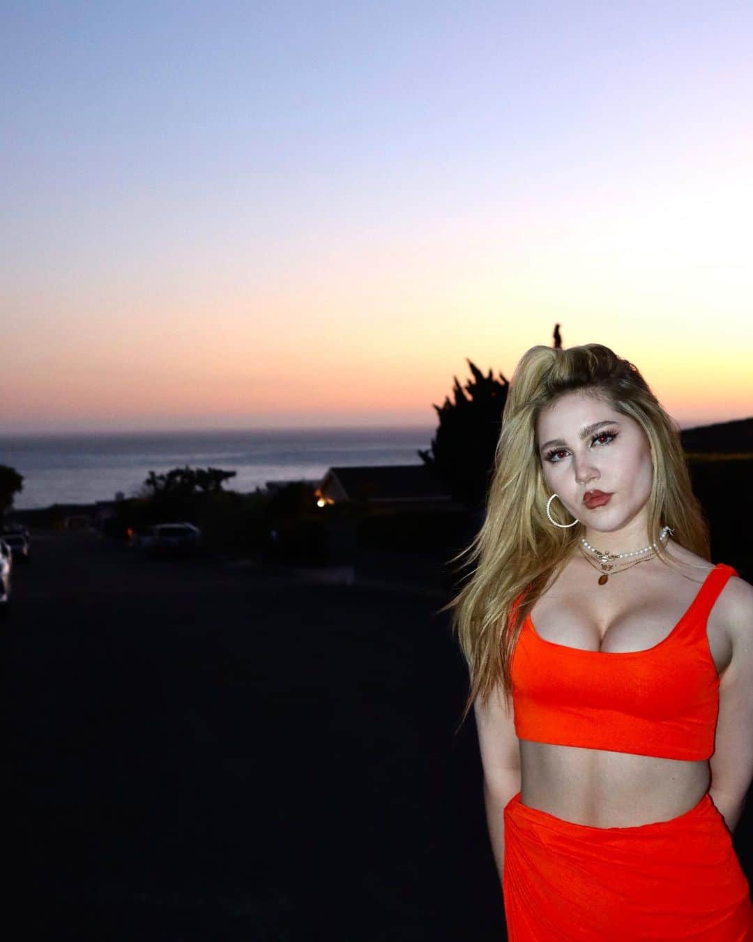 エラ・アンダーソンのインスタグラム：「sunset in the Palisades🍊」