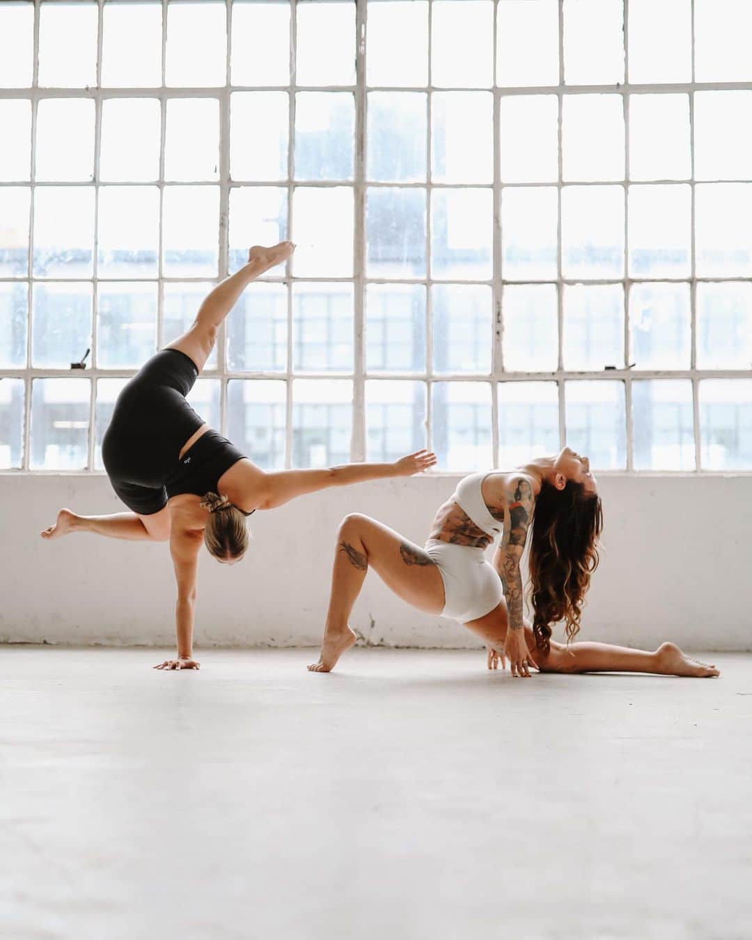 ALO Yogaさんのインスタグラム写真 - (ALO YogaInstagram)「Anything is possible when you have the right people there to support you 🖤 @eleonorazampatti and @drishdia create epic shapes ⚡️」4月7日 3時22分 - aloyoga