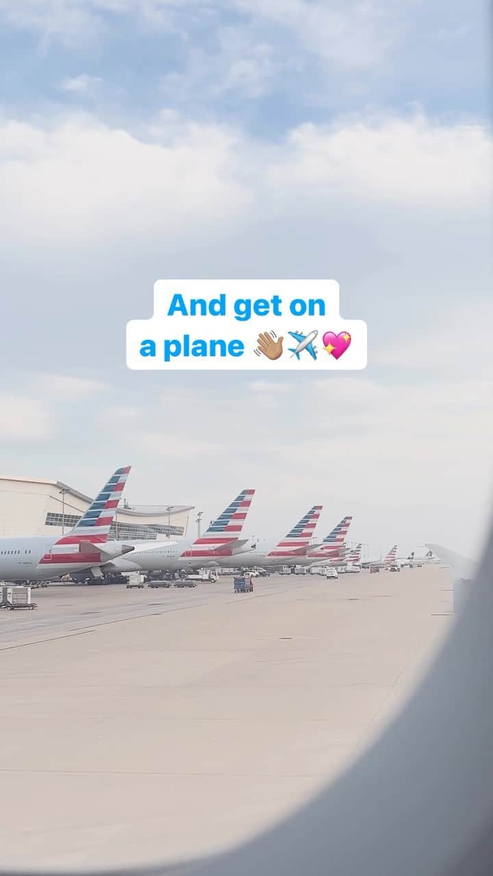 アメリカン航空のインスタグラム：「It’s scientifically proven that your feelings can’t catch you if you’re in the air. 👀   But if a doctor asks, we didn’t tell you that. 😂✈️」