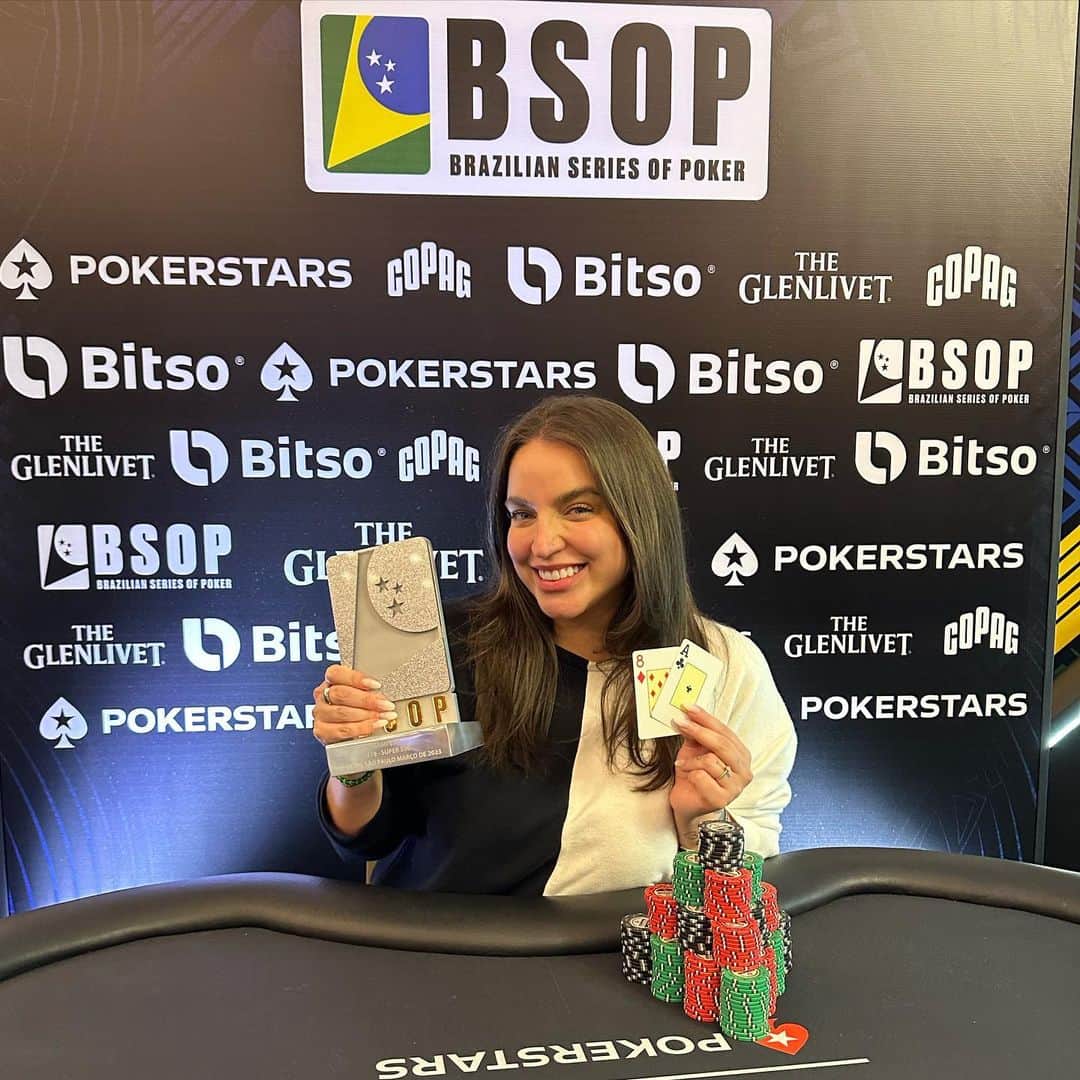 Bruna Unzuetaのインスタグラム：「Que fase! 🥰 3 troféus, 2 títulos!   Poucos coisas nessa vida me fazem brilhar os olhos e o Poker é uma delas…me sinto bem, me faz bem! Não sou profissional, to bem longe de ser (me falta estudo), mas amo o fato de ter transformado meu hobby, nessa paixão doida hahaha  Essa etapa do @bsopoficial me marcou de um jeito que nunca vou esquecer! Foi mto especial ❤️ to bem grata e realizada」