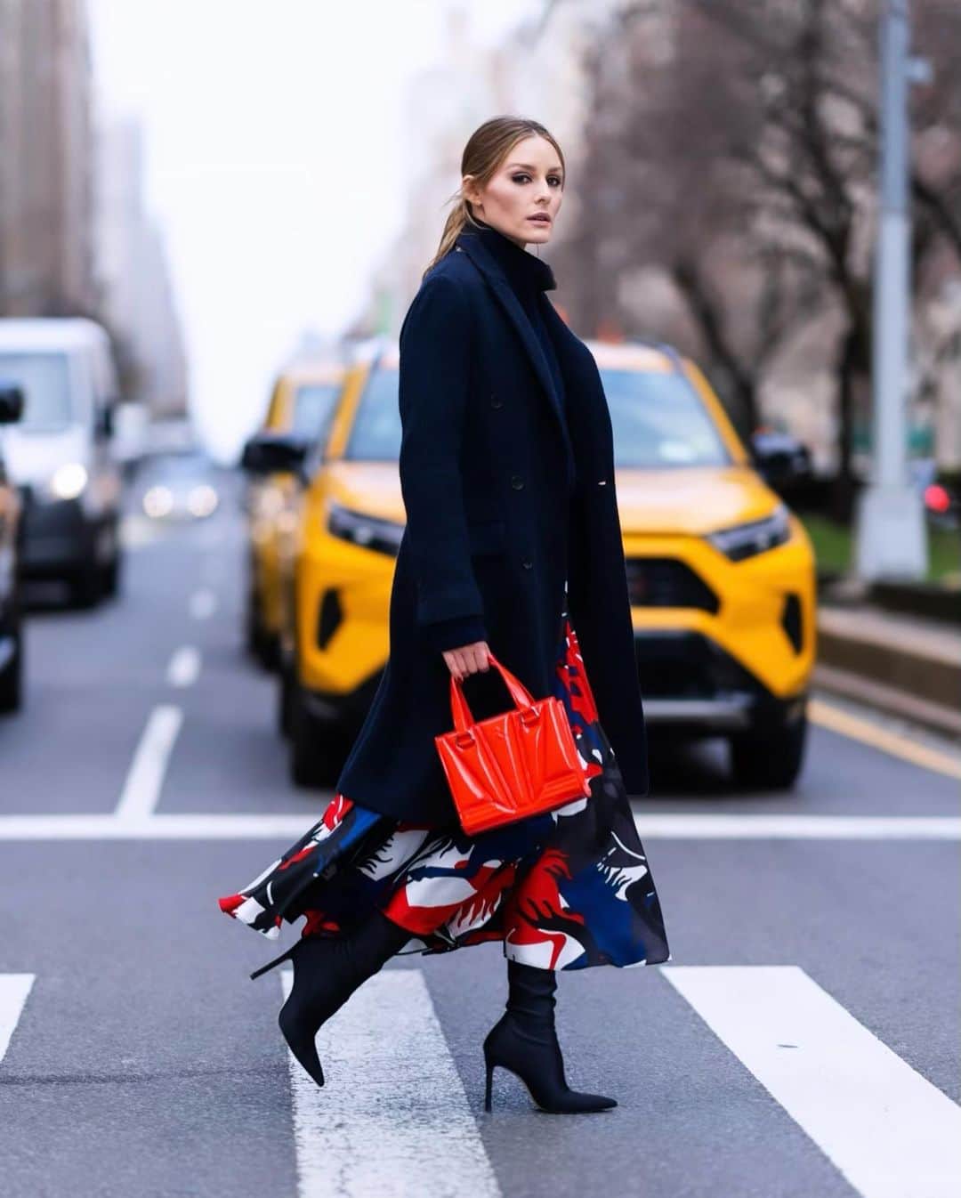 オリヴィア・パレルモのインスタグラム：「Vroom vroom 🏎️💨 Red hot with the new @ferraristyle mini bag 👜 #adv #ferraristyle」