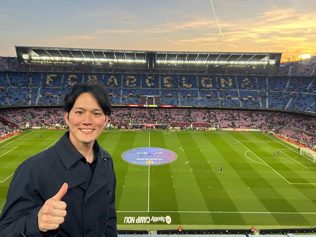 瀬崎一耀のインスタグラム：「ついに念願のカンプノウ エルクラシコへ🇪🇸  生で一人一人のクオリティ、スピードを感じられた一方で 全体が見えるからこそ、どの選手がどれほど先まで見えているのかより難解に感じてしまいました笑  そして生で感じるのはやはりサポーターの熱量  3枚目はバルセロナ在住子供の頃からバルサファンだというエジガルさん  老若男女問わず発煙筒に打ち上げ花火、試合前のクレ(バルセロナのサポーター)の盛り上がりを見て市民にとって "MES QUE UN CLUB" (クラブ以上の存在)だということを肌で実感しました！  この日は94000人とほぼ満員 静岡のエコパが約50000人収容なので恐ろしい数ですね笑  ただ、8枚目にあるようにレアルマドリードサポーターは5階席一番上の一角しか許されず、、 バルセロナはまさかの0-4大敗のゲームだったので、鼓膜が破れるほどのブーイングが会場を包み込んでいました😅  またこの場所に帰って来られるよう精進します！！！  #elclasico  #campnou」