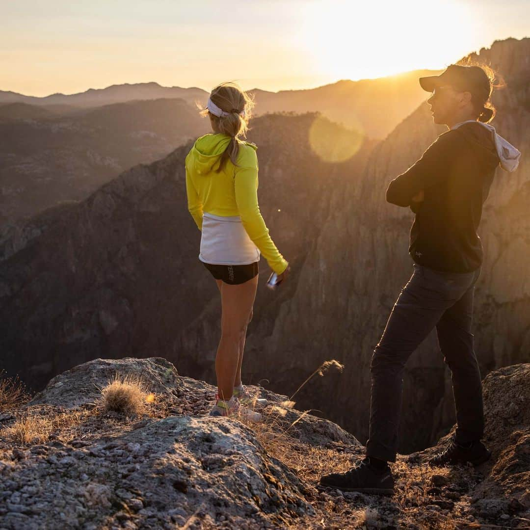 サッシャ・ディギーリアンさんのインスタグラム写真 - (サッシャ・ディギーリアンInstagram)「Some moments from Mexico captured by @pablo_durana during a trip to climb 3,000 foot Logical Progression (5.13-) on El Gigante. This was 5 weeks after my final hip surgery and by many accounts a lesson in perhaps “too soon,” but also a climb that got me back on the proverbial horse, and into a mindset that I needed to return to climbing after a tragedy, 9 months off, and a global pandemic. 💛 @namevian @stoaga @kevin__capps @erikosterholm  #climbing #logicalprogression #womenwhoclimb」4月7日 3時54分 - sashadigiulian