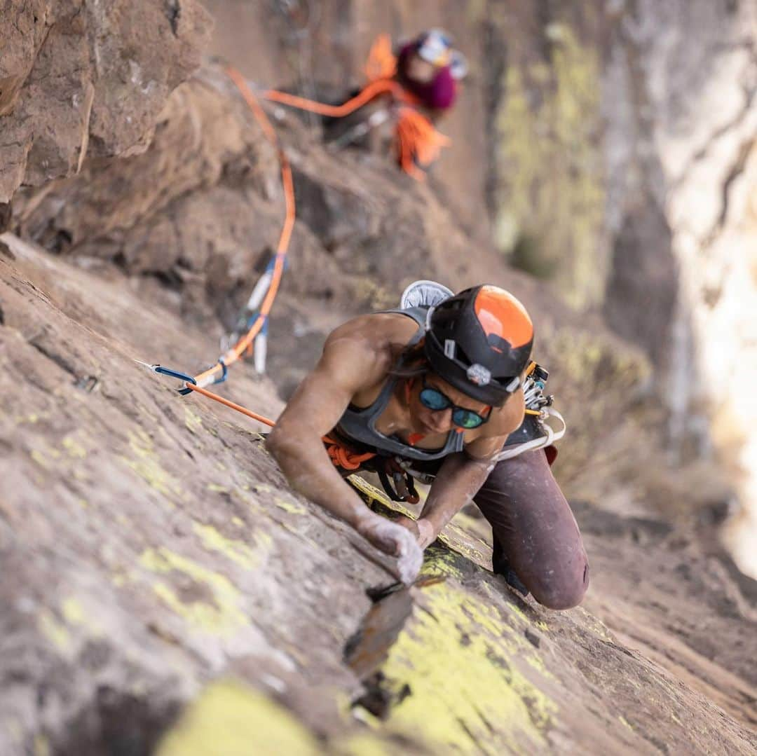 サッシャ・ディギーリアンさんのインスタグラム写真 - (サッシャ・ディギーリアンInstagram)「Some moments from Mexico captured by @pablo_durana during a trip to climb 3,000 foot Logical Progression (5.13-) on El Gigante. This was 5 weeks after my final hip surgery and by many accounts a lesson in perhaps “too soon,” but also a climb that got me back on the proverbial horse, and into a mindset that I needed to return to climbing after a tragedy, 9 months off, and a global pandemic. 💛 @namevian @stoaga @kevin__capps @erikosterholm  #climbing #logicalprogression #womenwhoclimb」4月7日 3時54分 - sashadigiulian