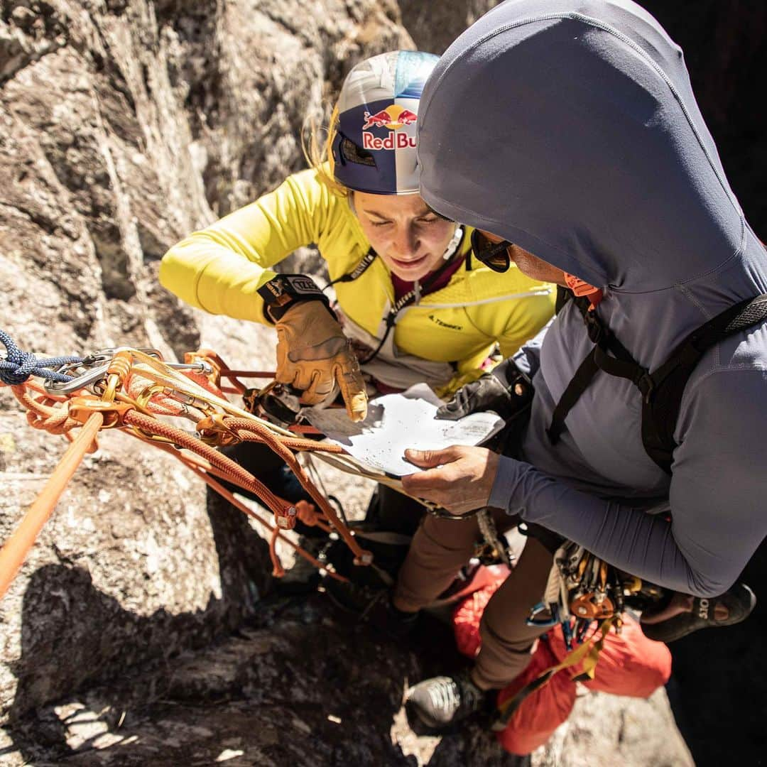 サッシャ・ディギーリアンさんのインスタグラム写真 - (サッシャ・ディギーリアンInstagram)「Some moments from Mexico captured by @pablo_durana during a trip to climb 3,000 foot Logical Progression (5.13-) on El Gigante. This was 5 weeks after my final hip surgery and by many accounts a lesson in perhaps “too soon,” but also a climb that got me back on the proverbial horse, and into a mindset that I needed to return to climbing after a tragedy, 9 months off, and a global pandemic. 💛 @namevian @stoaga @kevin__capps @erikosterholm  #climbing #logicalprogression #womenwhoclimb」4月7日 3時54分 - sashadigiulian