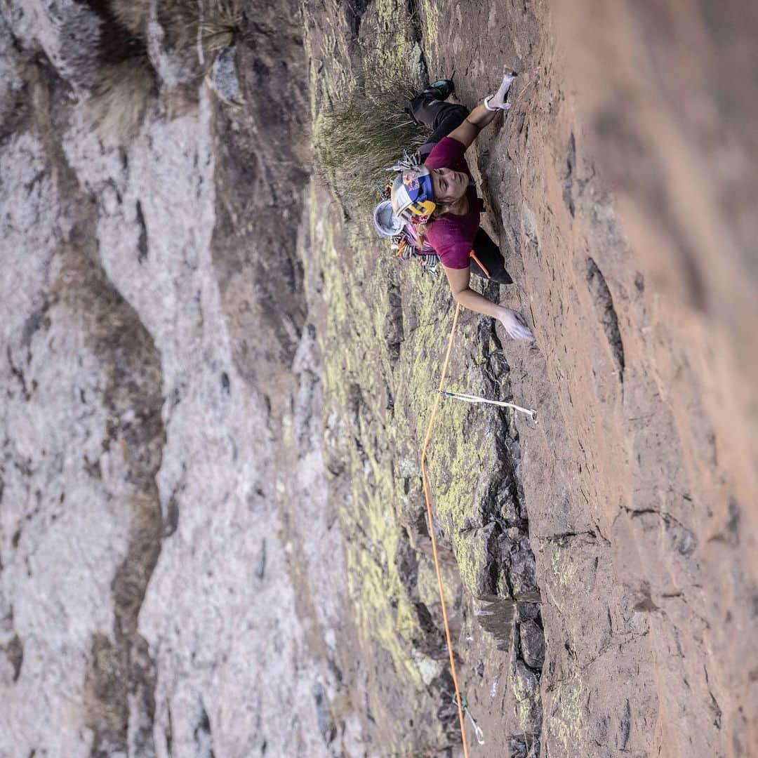 サッシャ・ディギーリアンさんのインスタグラム写真 - (サッシャ・ディギーリアンInstagram)「Some moments from Mexico captured by @pablo_durana during a trip to climb 3,000 foot Logical Progression (5.13-) on El Gigante. This was 5 weeks after my final hip surgery and by many accounts a lesson in perhaps “too soon,” but also a climb that got me back on the proverbial horse, and into a mindset that I needed to return to climbing after a tragedy, 9 months off, and a global pandemic. 💛 @namevian @stoaga @kevin__capps @erikosterholm  #climbing #logicalprogression #womenwhoclimb」4月7日 3時54分 - sashadigiulian