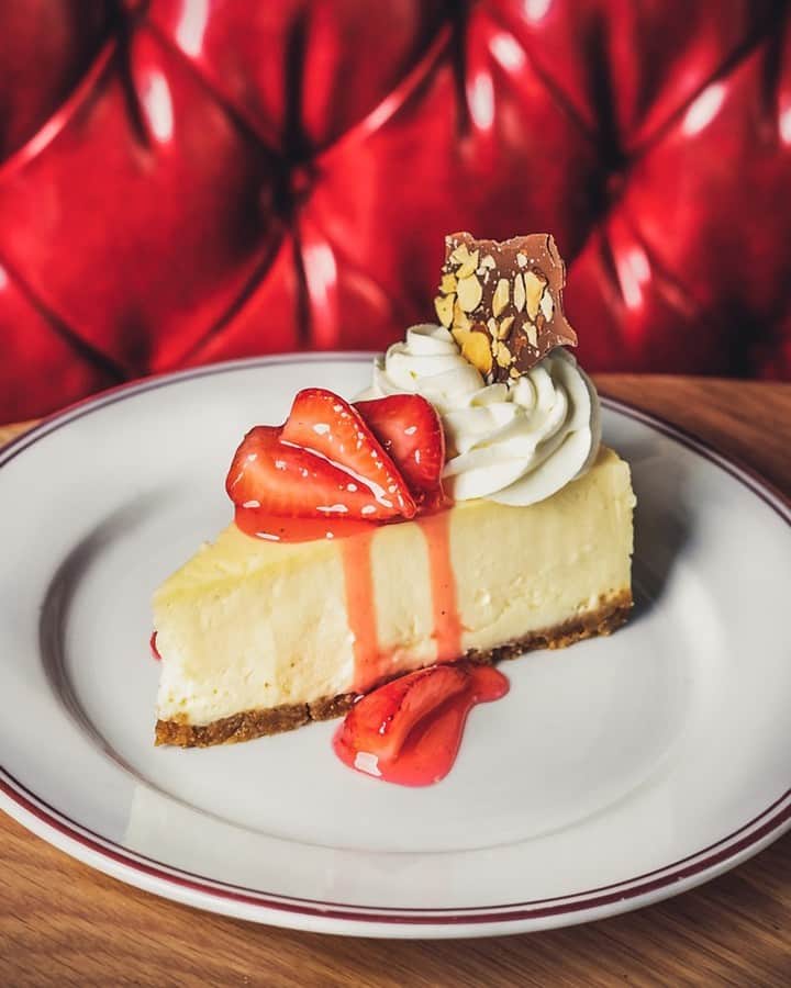 The Venetian Las Vegasのインスタグラム：「Enjoy brunch like a boss this Sunday at @buddyvs Easter Brunch, with favorites served buffet-style, a special selection just for kids, and a sweet table featuring desserts like the New Jersey-style cheesecake. Reserve today.」
