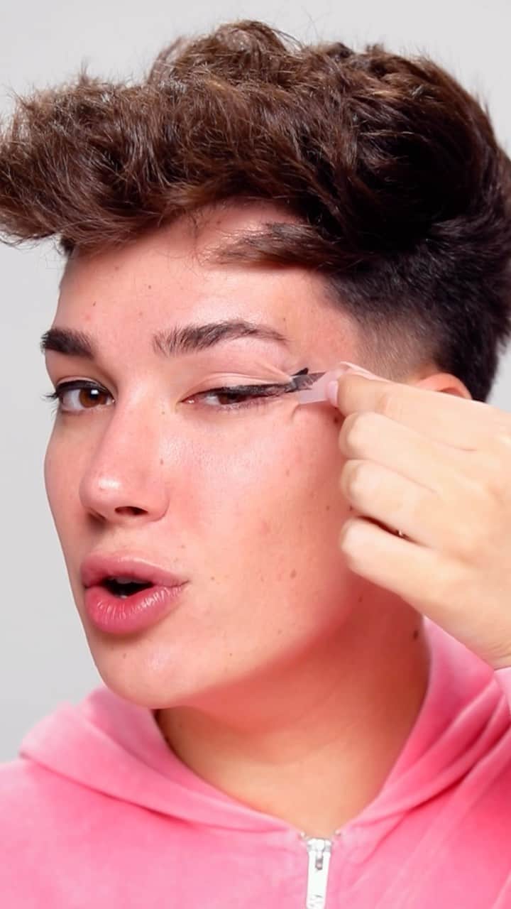 ジェームス・チャールズのインスタグラム：「How to fix your messed up winged eyeliner hack!」