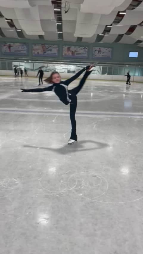 ケルシュティン・フランクのインスタグラム：「Trying new spin entries with @kerstinfrank88 ❤️ So much fun! #figureskating #sport #athlete #fyp #spins #figureskating」