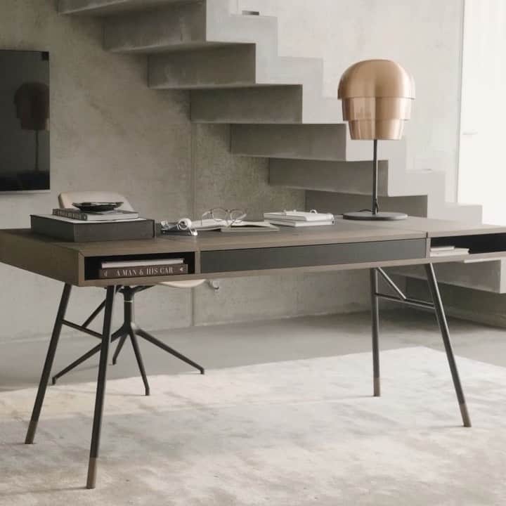 BoConceptのインスタグラム：「Multifunctional furniture is the secret to small space living. Our top picks? The Cupertino desk with its large table top and roomy drawers and the Chiva coffee table with its clever integrated storage. Discover our range of multifunctional furniture via link in bio.      #boconcept #liveekstraordinaer #ekstraordinærsince1952 #anystyleaslongasitsyours #smallspaceliving #coffeetable #interiordesign #homestyling #ourstylesinyourhome #danishdesign」