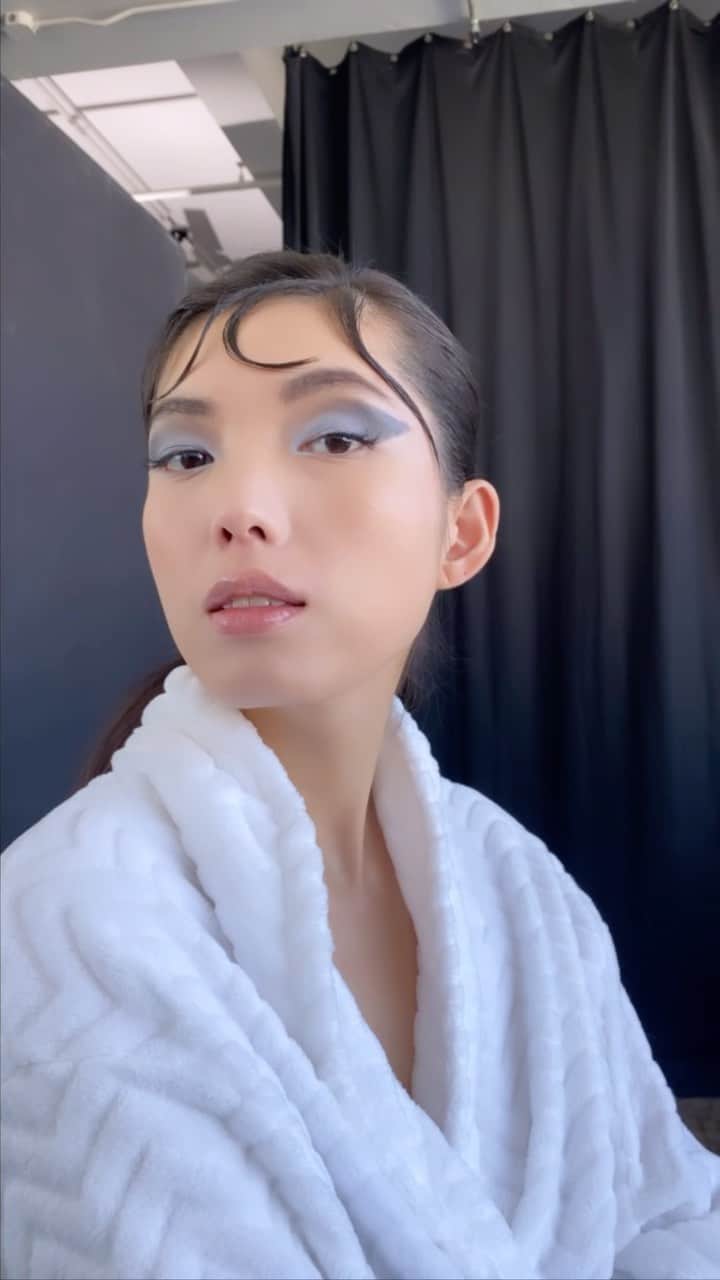 Mayela Vazquezのインスタグラム：「MakeUp for @theiacouture  Model @hsuccxx  Hairstylist @johnruidanthair  #makeupartist #mayelavazquezbeauty #mayelavazquezbeautytip #makeupoftheday #makeuplook #makeupvideos #summermakeup #springmakeup #eyemakeup #eyemakeupideas」