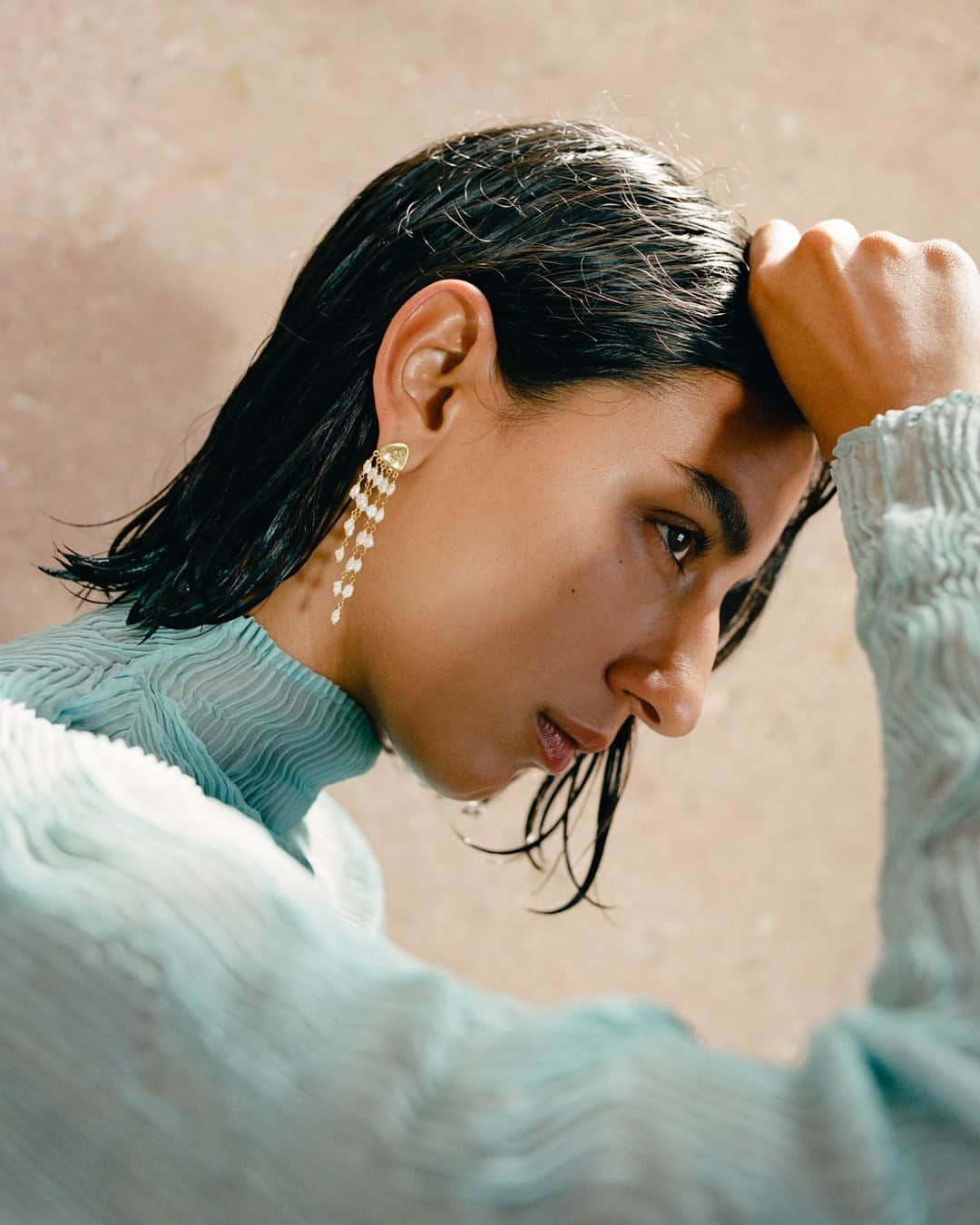 チャンルーのインスタグラム：「The Bolide Earring dripping in freshwater rice pearls ✨」
