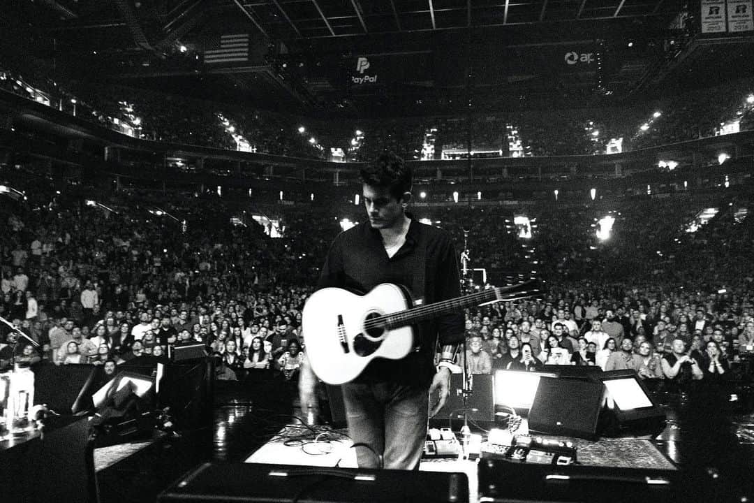 ジョン・メイヤーのインスタグラム：「Solo tour, Phoenix, AZ - a sign request medley, deep cuts, big singalongs and overall, a show that floated by in what felt like 🫰🏼that.」