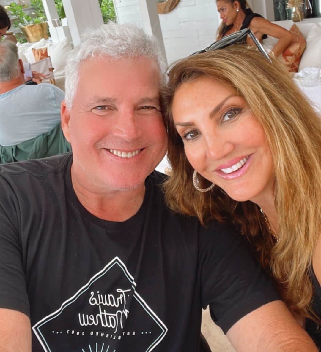 ヘザー・マクドナルドのインスタグラム：「Having the best time in #stbarts #22years #married #juicyscoop」