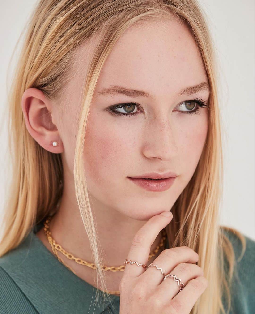 ベン・ワッツのインスタグラム：「Yesterday Woz a family day in the studio wiv @kbhjewels ….. @xgabriela Woz styling @jodieboland & @adammaclay Woz doing glam and wynston came by to menace everybody. Can’t wait to share ….. here’s a snap of the Rubes in the Jewlery. #familyandfriends #kbh #benwatts big up @jackstudios 😊👊😊」