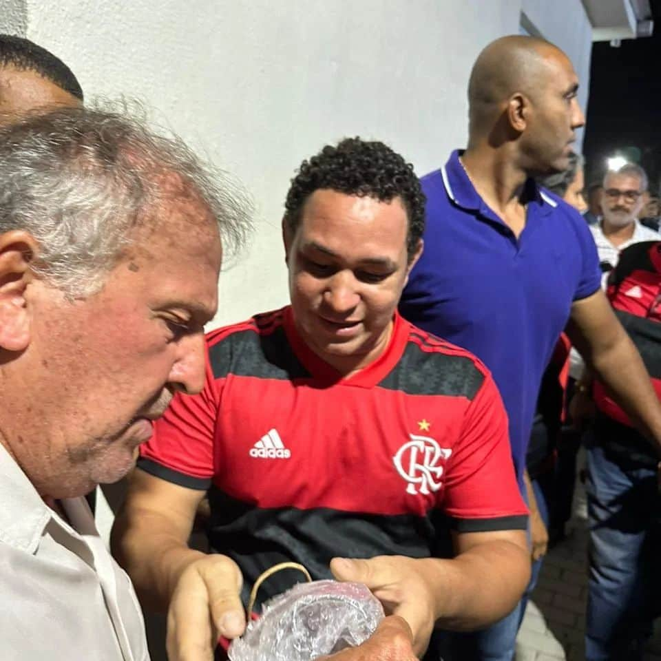 ジーコさんのインスタグラム写真 - (ジーコInstagram)「Ontem dia 05/04/2023 tivemos a honra de presentear o maior ídolo da história do Flamengo com nossa Caneca zero grau personalizada 🍺 Como um bom torcedor do Flamengo me sinto muito orgulhoso desse momento! Um marco na minha vida como torcedor, e um marco na História da Arte a Jato!  Zico ✅ Adriano Imperador  R10 . . #flamengo #zico #flamengooficial #canecaschopp #canecadevidropersonalizada #canecaspersonalizadas #presentepersonalizado #personalizadoajatodeareia #jateados #arteajato #pressnte #mengo #idolo #futebolbrasileiro」4月7日 4時33分 - zico