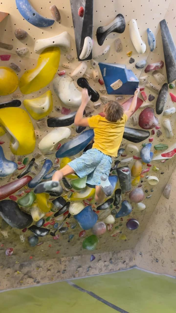 アレックス・メゴスのインスタグラム：「Take 2 😜.  Fun session at @pulp_fr1ct1on with some "comp style" board climbing.   @patagonia_climb @petzl_official @tenayaclimbing @frictionlabs @fazabrushes @physivantage @tempehmanufaktur @cacaocrudo #stylefirst #carrotsforpower」