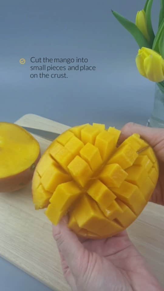 オリガ・ノスコワのインスタグラム：「No Bake Mango Cheesecake Recipe🥭 . This is a very simple recipe, try making it and tag me. I'll share your photos in my storis . 👩🏼‍🍳And to learn how to make the most beautiful desserts, follow the link in bio👆 . . 🥭Ingredients   For the crust:   cracker 170g melted butter 50g   For the filling:   cream cheese 240 g powdered sugar 50 g heavy cream 100 ml gelatin 5 g mango slices   Mango jelly:   mango puree 120g passion fruit puree 30g sugar 10g gelatin 4g   Method:   🥭Make the crust: Place the graham crackers in a food processor fitted with the blade attachment and pulse into an even crumb. Drizzle in the butter and pulse to incorporate. From there, scatter the moistened crumbs in a pie plate or metal ring with acetate tape and press into an even layer with a drinking glass. Pop the crust in the fridge.   🥭Cut the mango into small pieces and place on the crust. The filling is a mixture of cream cheese, powdered sugar and heavy cream that’s whipped together until it’s fluffy and light.  Soak gelatin in cold water for 5 minutes. Add gelatin to the filling and stir. Spread the filling on the mango slices and refrigerate.   🥭Soak gelatin in cold water. In a saucepan bring puree passion fruit, mango and sugar, and mixture to a boil. Remove from heat and add soaked gelatin and mix well.  Cool slightly and pour the jelly over the filling. Put the cheesecake in the refrigerator overnight. . Enjoy💥  . HAPPY EASTER SALE  🔥Until April 10  . Follow the links in bio👆   Get insights into confectionary skills and techniques👩🏼‍🍳」