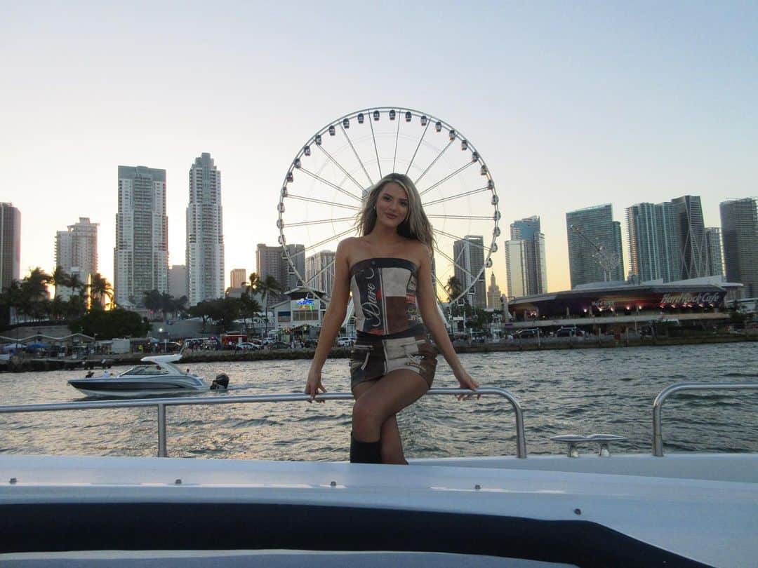アリッサ・ヴァイオレットのインスタグラム：「sup im on a boat」