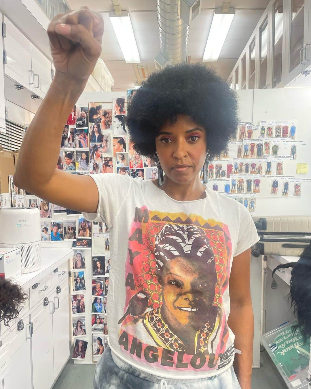 レネイ・エリース・ゴールズベリイのインスタグラム：「A short Afro and Maya Angelou. Powerful combination. At work…feeling proud and grateful for the legacy… @takishahair  @lasonyagunter  @rootsoffight #tbt」