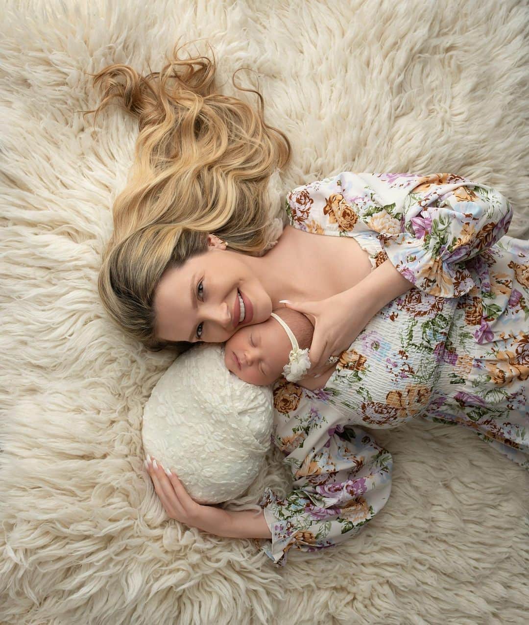 Stephanie Brantonのインスタグラム：「One month loving on this little beauty 💖🥹🥰 @brendadelesiaphotography」