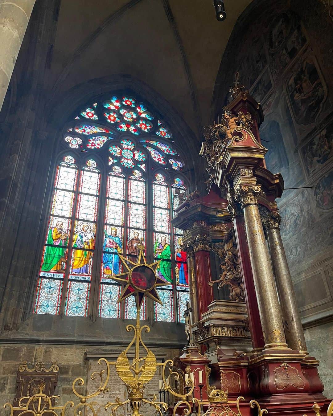 新田朝子さんのインスタグラム写真 - (新田朝子Instagram)「📍#praguecastle   世界で最も古いとされる #プラハ城 圧巻。敷地の広さも世界最大級だとか。見どころがたくさんありました✨  聖ヴィート大聖堂のチェコの画家ミュシャのデザインした、ステンドグラスも。  #海外在住 #中東在住 #ヨーロッパ旅行 #東欧 #チェコ #プラハ #世界遺産 #海外旅行好きな人と繋がりたい #振り返り #思い出投稿   #prague #czech #easterneurope #europe_vacations #europetravel #travelphotography #loveprague」4月7日 5時43分 - asako.nitta