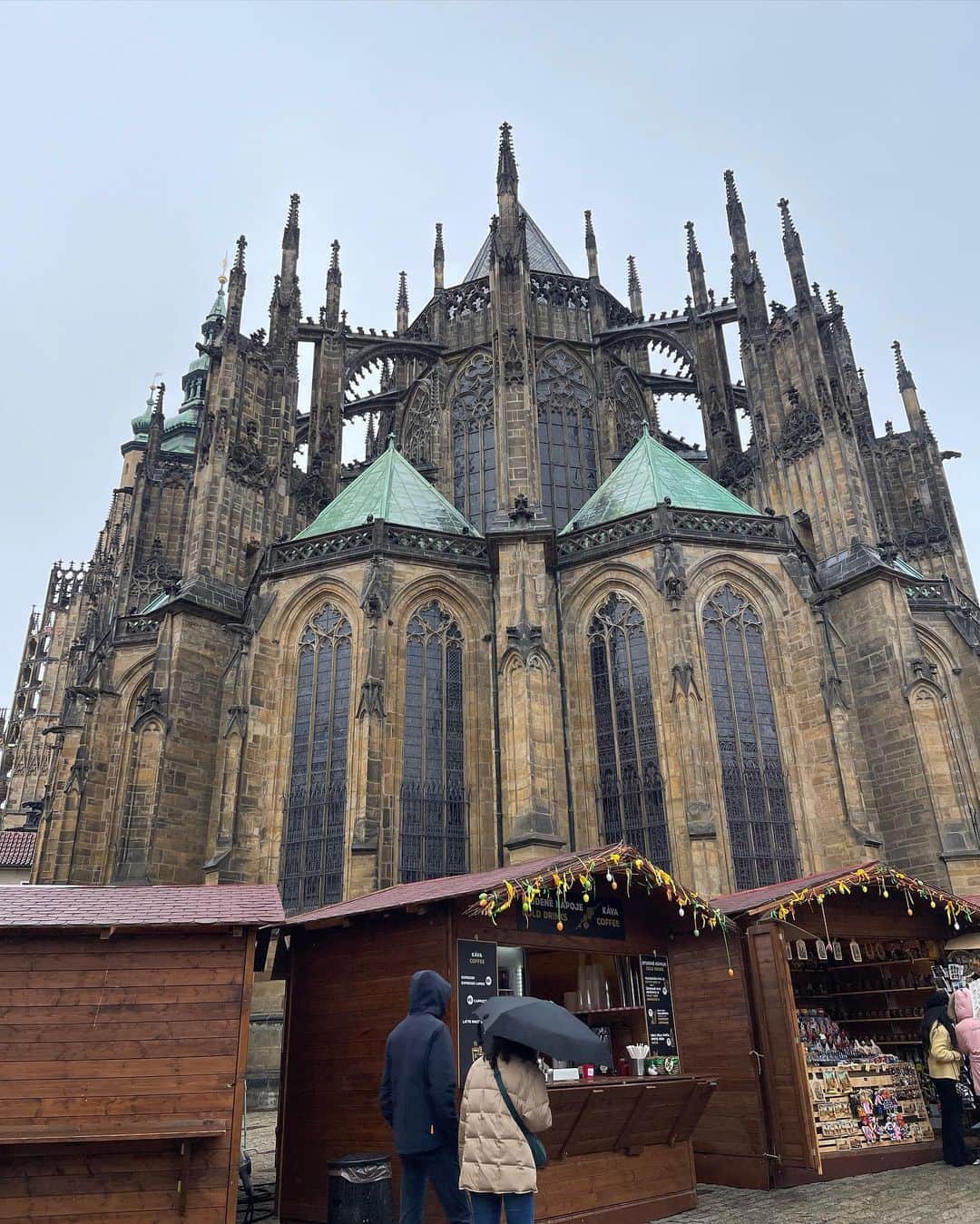 新田朝子さんのインスタグラム写真 - (新田朝子Instagram)「📍#praguecastle   世界で最も古いとされる #プラハ城 圧巻。敷地の広さも世界最大級だとか。見どころがたくさんありました✨  聖ヴィート大聖堂のチェコの画家ミュシャのデザインした、ステンドグラスも。  #海外在住 #中東在住 #ヨーロッパ旅行 #東欧 #チェコ #プラハ #世界遺産 #海外旅行好きな人と繋がりたい #振り返り #思い出投稿   #prague #czech #easterneurope #europe_vacations #europetravel #travelphotography #loveprague」4月7日 5時43分 - asako.nitta