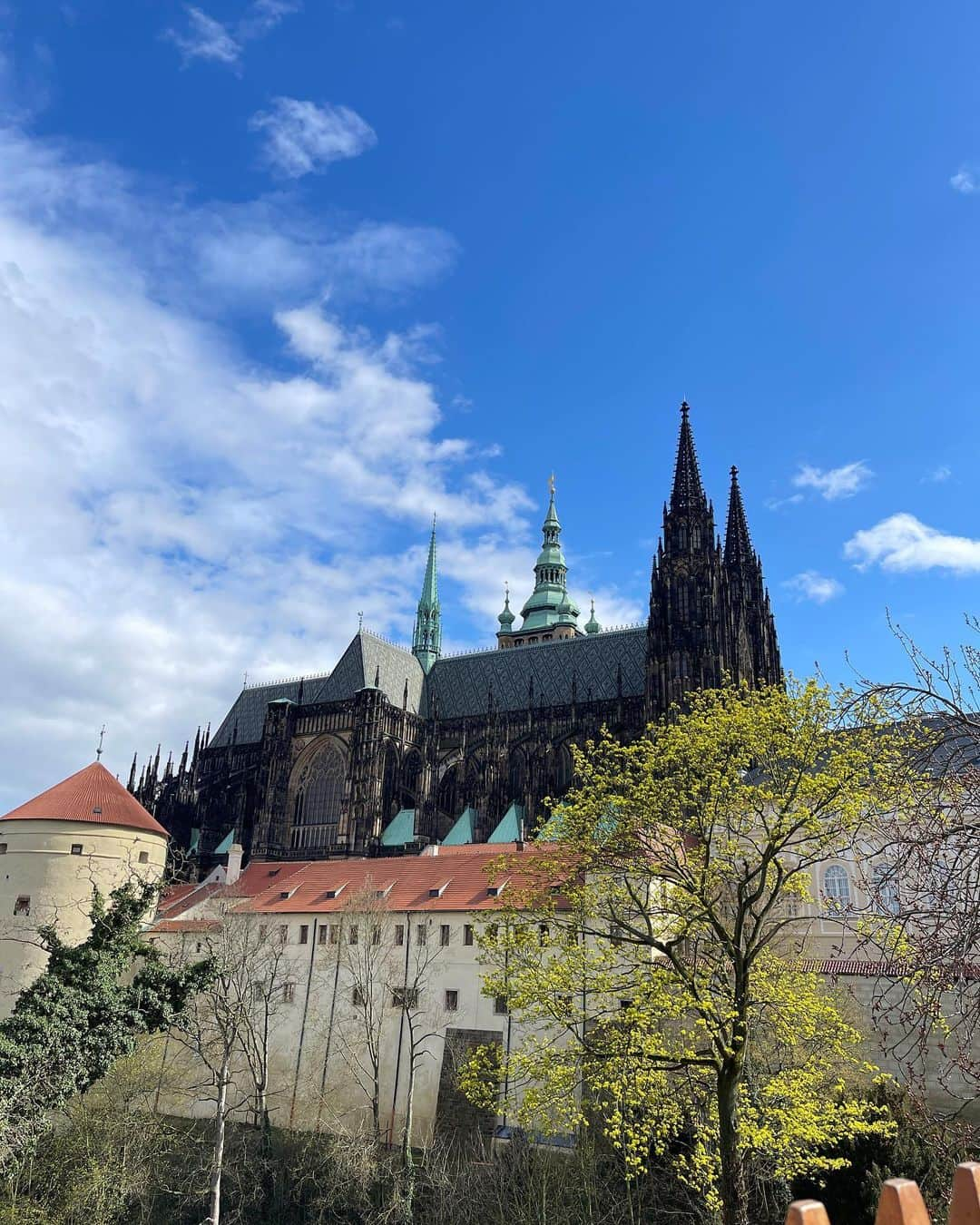 新田朝子のインスタグラム：「📍#praguecastle   世界で最も古いとされる #プラハ城 圧巻。敷地の広さも世界最大級だとか。見どころがたくさんありました✨  聖ヴィート大聖堂のチェコの画家ミュシャのデザインした、ステンドグラスも。  #海外在住 #中東在住 #ヨーロッパ旅行 #東欧 #チェコ #プラハ #世界遺産 #海外旅行好きな人と繋がりたい #振り返り #思い出投稿   #prague #czech #easterneurope #europe_vacations #europetravel #travelphotography #loveprague」