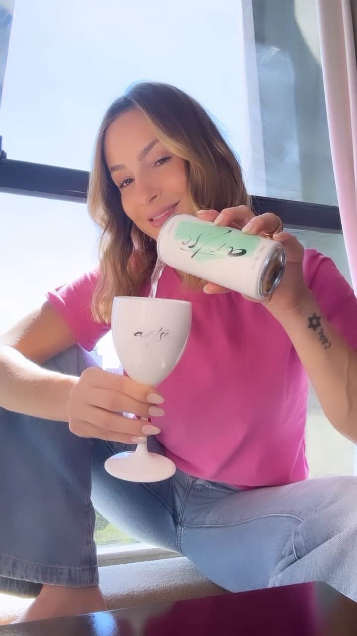 Claudia Leitteのインスタグラム：「Rapaz! E essa quinta que tá com cara de sexta? 😍 Por aqui, já abri o meu Artse e estamos na melhor companhia! 😍  *Beba com moderação」