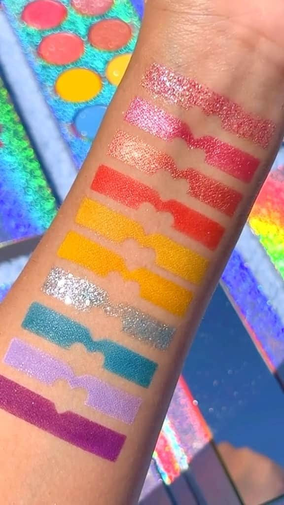 LiveGlamのインスタグラム：「Who’s ready for festival season?🎡🙋‍♀️🎶🌴 amp up your look with our vibrant and versatile “Eyechella” palette 🎨 💫 Link in bio! #LiveGlamFam」