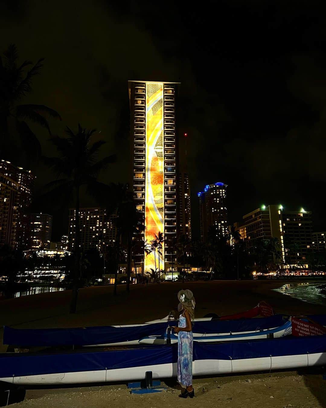 のインスタグラム：「🖤🌈🖤🌈🖤 ・ 夜の景色もとっても美しい、、 ・ #hawaii#islandofoahu#oahu#ハワイ#trip #オアフ島#travel#loco_hawaii#travel_jp #funtorip#タビジョ#旅MUSE#genic_travel #genic_mag#たびねす#旅行#genic_hawaii #hiltonhawaiianvillage#ワイキキ#honolulu #waikiki#hotel#nightview#beach#oahuhawaii #tabijyomap_hawaii#lealeahawaii#2023」