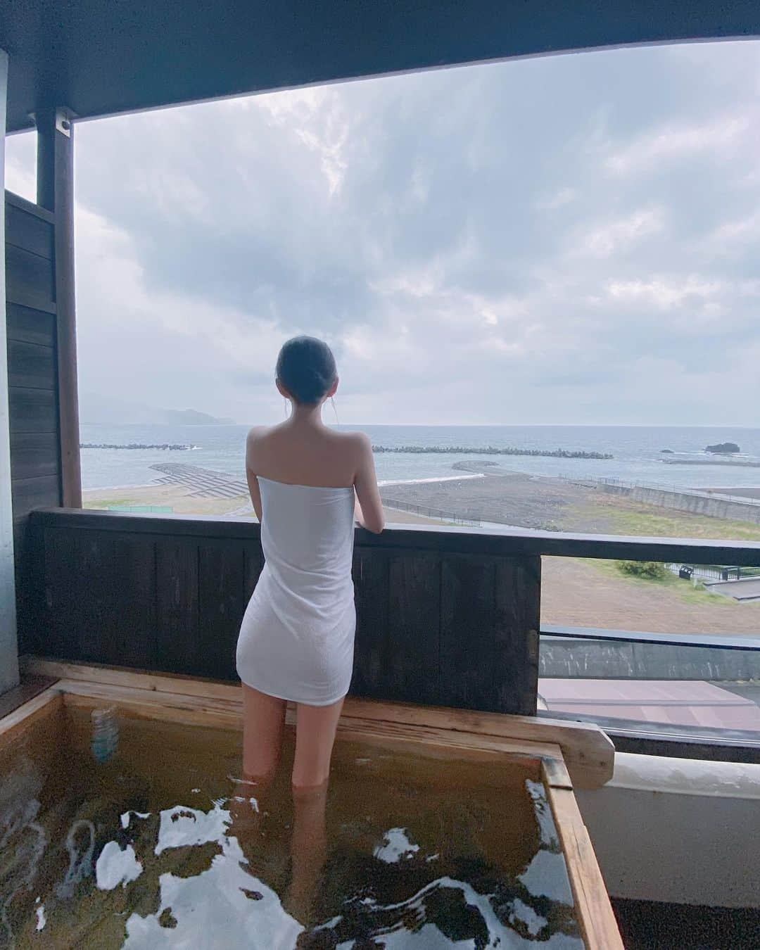 中村江莉香さんのインスタグラム写真 - (中村江莉香Instagram)「35歳になりました🤍  100歳まで生きるので、残り65年の人生🫣🤍🤍  皆様これからも末長く..仲良くして下さい😆🌷  #19880407 #35才 #温泉の旅 #お誕生日プレゼント#西伊豆 #海鮮 #0407 #20230407 #お誕生日 #誕生日お祝いありがとう #雨 #雨女 #旅行 #えりか旅行 #温泉 #西伊豆 #伊豆温泉 #温泉の旅♨️ #ちゃぷちゃぷ広場 #西伊豆旅行 #西伊豆温泉 #西伊豆ドライブ #ビール好き #飲兵衛旅 #飲兵衛女子 #飲兵衛のパワースポット #温泉 #35歳 #35歳独身女性 #女性経営者 #女子 #伊豆温泉 #静岡観光」4月7日 11時40分 - erica_nakamura