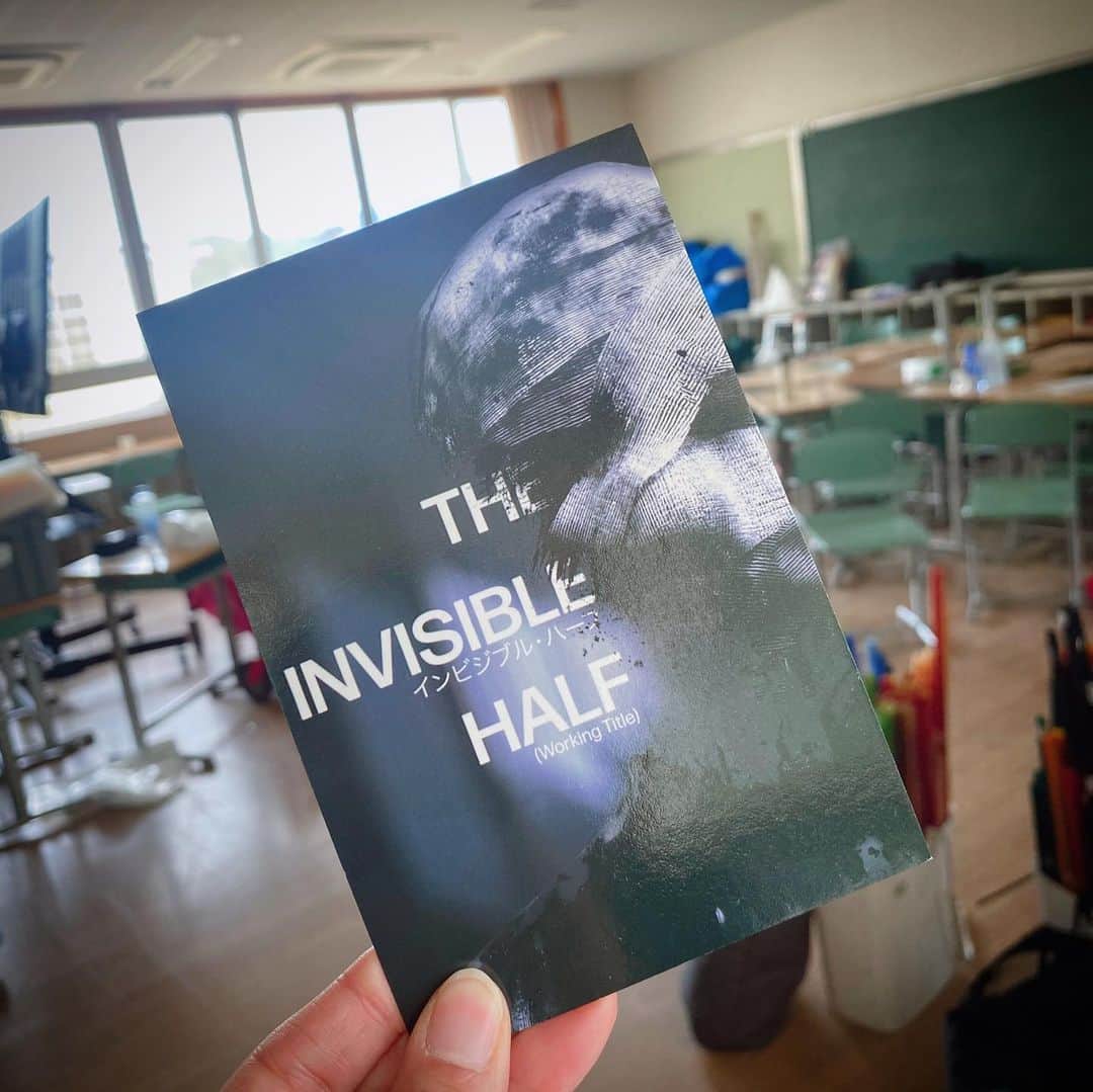 滝香織さんのインスタグラム写真 - (滝香織Instagram)「. . 映画『The invisible half』 #インビジブルハーフ  ショートショートフィルムフェスティバル2021で、バーティカル部門最優秀作品賞を受賞した、松山市出身の才能あふれる若き映画監督#西山将貴 さん 今回は、西山監督の初の長編映画で、#青春ホラー というジャンル 日本で生きづらさを感じているハーフの女子高生が、ある日を境に透明な怪物の姿に脅かされ・・・  映画は、監督の地元である松山でオールロケ✨ 実は、昨日私もちょこっと参加させていただたのですが、めちゃくちゃ緊張したー🥹 西山監督は、23歳とは思えないぐらいしっかりしてて、柔らかさと鋭さを持ち合わせた魅力的な監督さんで、現場もすごくいい雰囲気でした✨  その撮影現場の様子が、今日のNスタえひめで放送さます。 7日(金)午後6時15分〜 #Nスタえひめ  ぜひチェックしてみてください。 ちなみに映画の公開は、2025年を予定しているそうです✨  #映画 #映画監督 #愛媛 #松山 #女子アナ #あいテレビ #invisiblehalf #theinvisiblehalf #film」4月7日 11時41分 - kaorin_taki