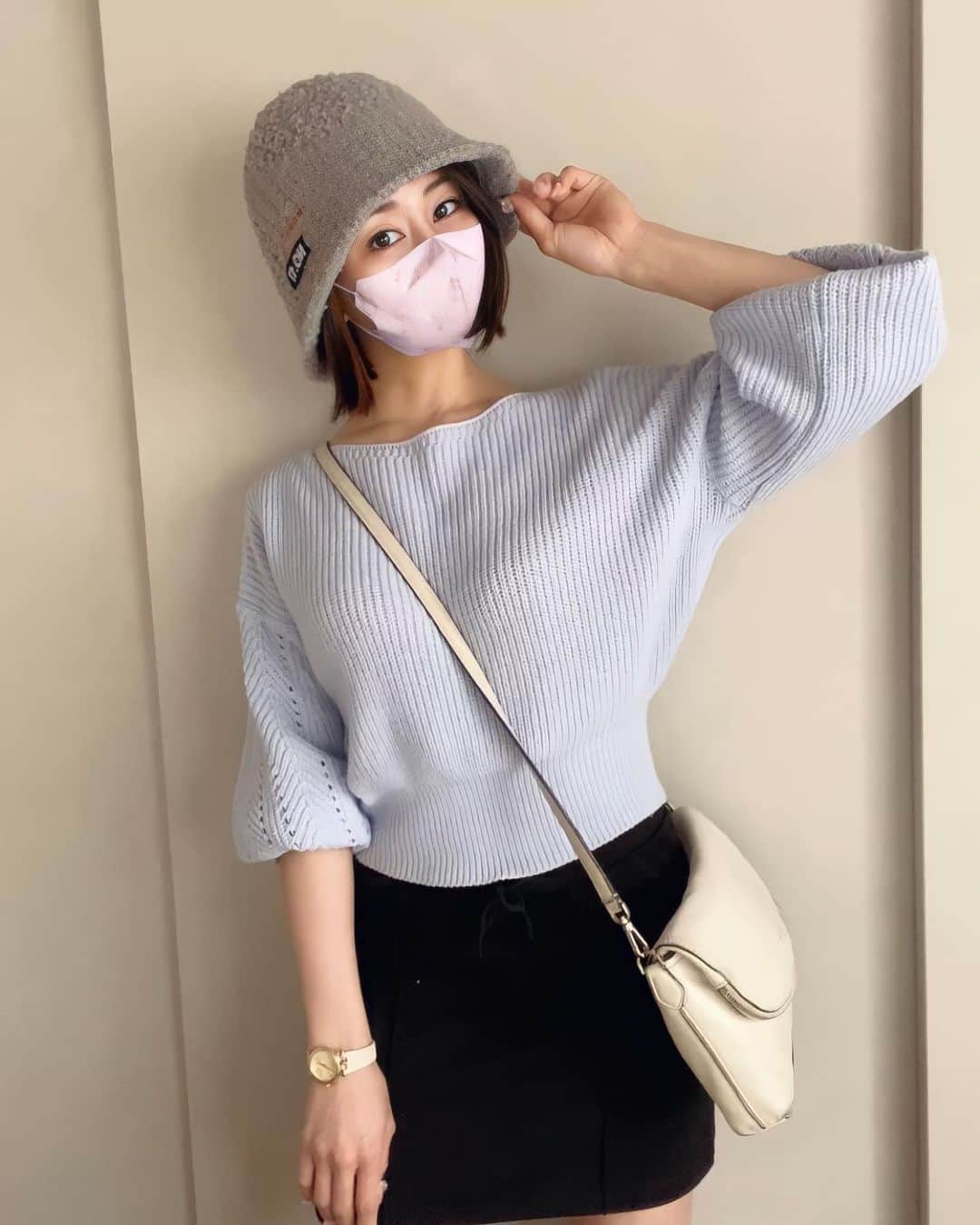 明里ともかのインスタグラム：「今日のフラワーアレンジメント作品💐 と今日のコーデ ・ ・ 何歳までミニスカ履けるか挑戦してみようかな💡 ・ ・ ミニスカに挑戦してみました☺️ ・ 何歳までミニスカ履けるか挑戦してみようかな💡」