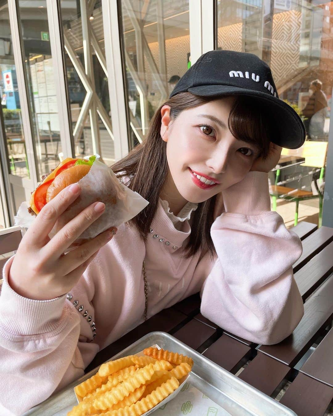 上原亜衣さんのインスタグラム写真 - (上原亜衣Instagram)「🍔すき🫶」4月7日 11時44分 - ai_uehara_ex