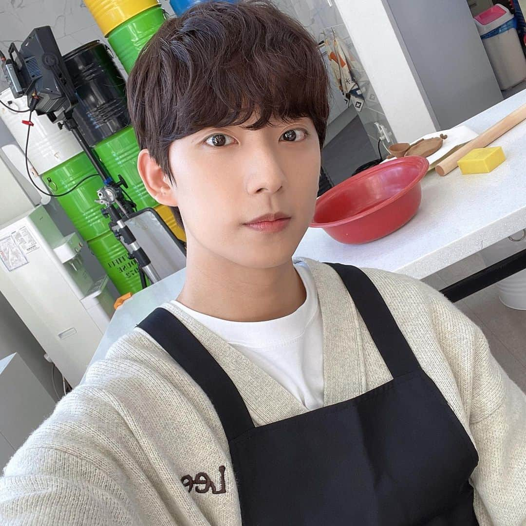 B1A4のインスタグラム：「원영이와 함께라면 더욱 행복한 금요일💖 잠시 후 12시, #공찬 이 출연하는 '비의도적 연애담' 7,8화가 TVING을 통해 공개됩니다! 모두 본 방 사 수‼️🙌  #B1A4 #GONGCHAN」