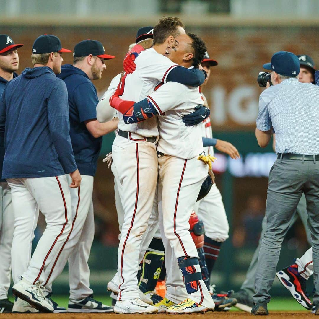 アトランタ・ブレーブスさんのインスタグラム写真 - (アトランタ・ブレーブスInstagram)「WALK. IT. OFF!!」4月7日 11時46分 - braves