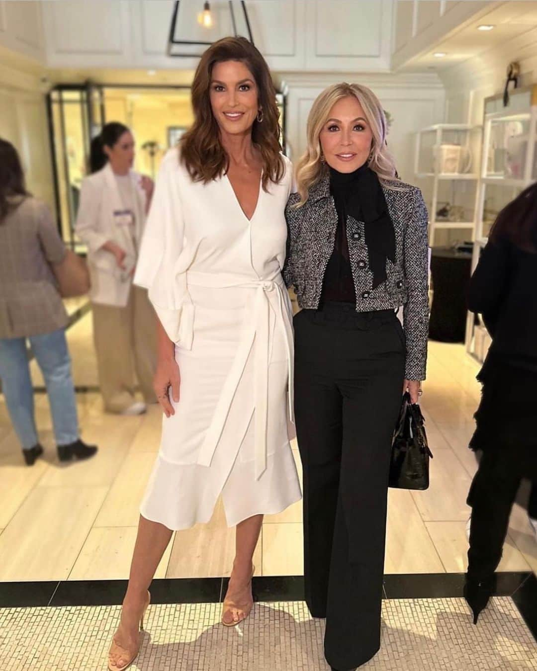 シンディ・クロフォードさんのインスタグラム写真 - (シンディ・クロフォードInstagram)「So honored to be invited to share the stage with @anastasiasoare and @jennybefine at the @WWD Los Angeles Beauty conference - to talk about @meaningfulbeauty and the beauty business! Thanks @terria_beauty and @dimitrishair for the early glam 😘 #WWDSummits」4月7日 6時23分 - cindycrawford