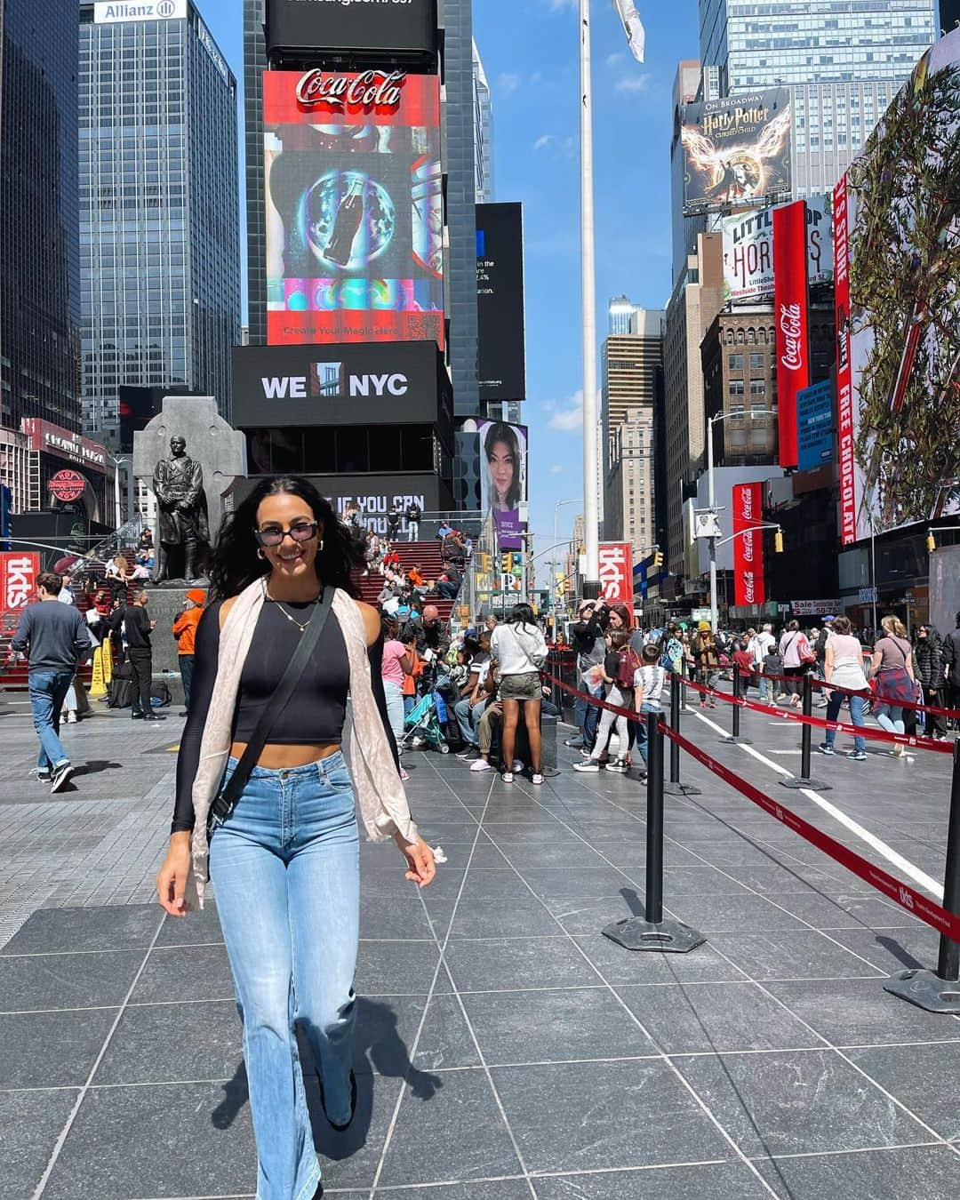 Danielle Robertsonのインスタグラム：「Hey Siri, play New York, New York by Frank Sinatra 🍎」