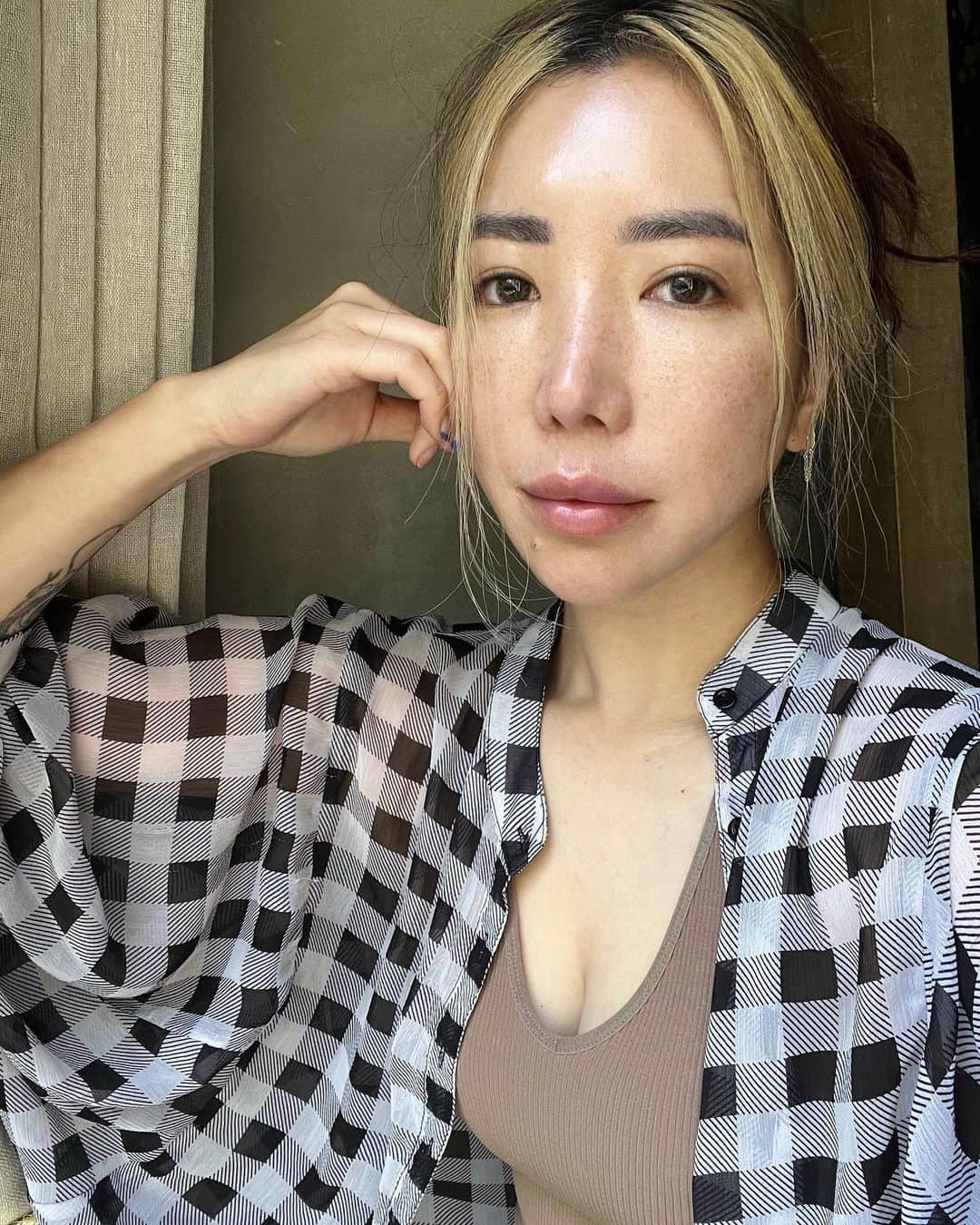 TOKiMONSTAのインスタグラム：「Hola! Taking some time to myself before my set at @zamna.tulum this Sat.   //Btw, here’s me w no make up. Growing up, I always felt self conscious abt my freckles. Uhh.. I guess they’re cool now… so this is a good reminder that our inner voice don’t know sh*t.   //Time to make more beats. Byeeeee 🫰」