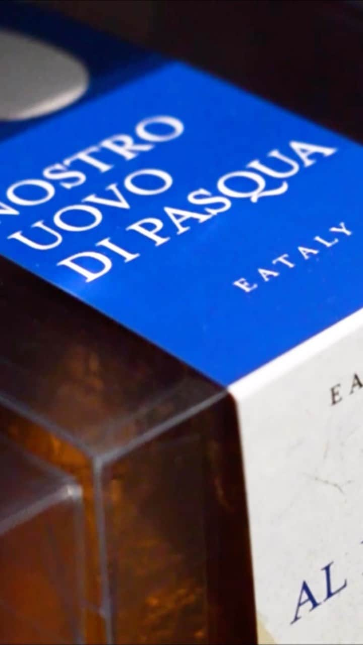 Eataly Brasilのインスタグラム：「Ainda não garantiu o presente desta Páscoa?   Temos uma deliciosa seleção dos melhores ovos de chocolate, que incluem nossos clássicos ovos de produção própria disponíveis nos sabores:   Al Latte Pistacchio Limone Siciliano Gianduia Al Latte 800g Piccole - seis mini ovos ao leite  Você também encontra outras opções, além de espaços exclusivos com ovos da @venchibrasil e @p.puel.  Visite nossa loja e descubra o melhor da Pasqua Eatalyana!   📍 Av. Juscelino Kubitschek, 1.489 – Vila Olímpia, São Paulo.   #eataly #eatalybr #eatalybrasil #eatalysp #italy #dolce #cioccolato #pasqua #pascoa #chocolate #ovosdepascoa」