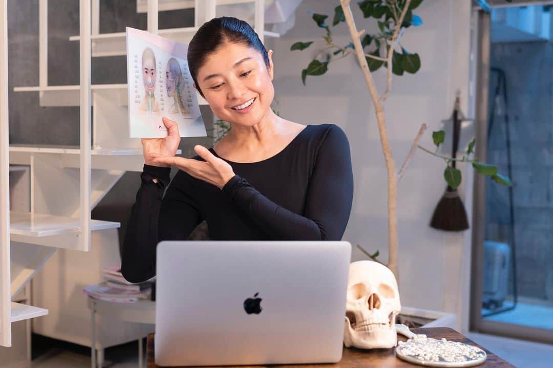 間々田佳子のインスタグラム：「コアフェイストレーニングでは 表情筋を 意識して動かすことを 繰り返し繰り返し 行います  ターゲットとなる筋肉の存在が 分かってくるだけで それは 自分自身への自信となります  トレーニングあるのみ がんばろう🔥🔥🔥🔥  #間々田佳子 #コアフェイストレーニング」