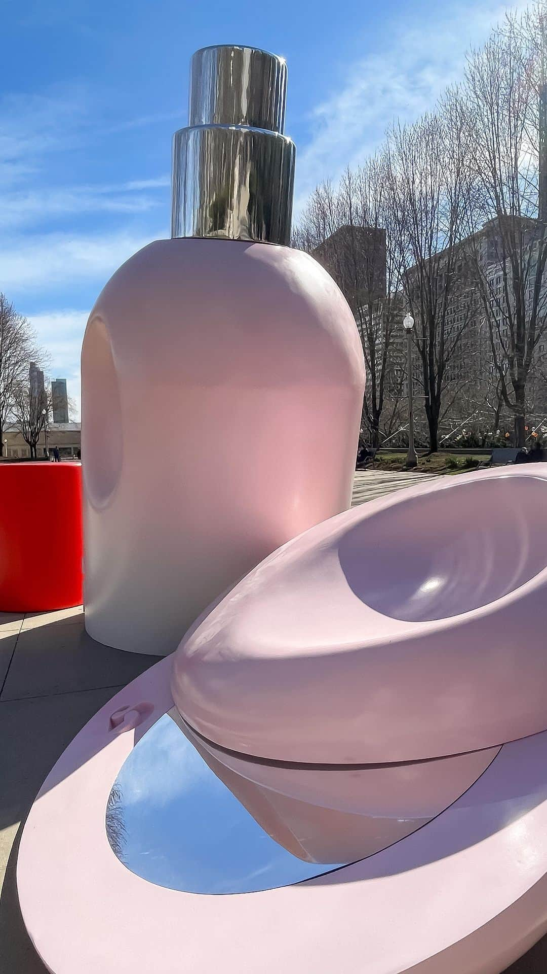 Glossierのインスタグラム：「Glossier is otw! Come stop by Millennium Park (through tomorrow 👀) to see our 13-foot Glossier You. And…get ready Chicago, we’ll see *you* next week!」