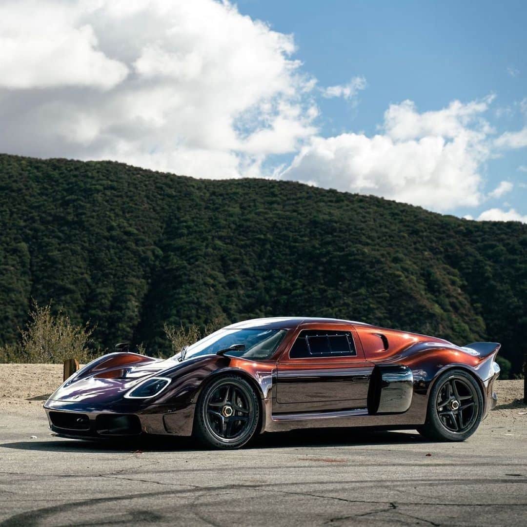 ジェンソン・バトンのインスタグラム：「The @radfordmotors Type62-2 is an absolute beaut but it’s when you get behind the wheel you truly feel what this beast is all about, with 605bhp, under 1000kg and a manual gearbox it’s a true drivers car, if you can handle it! 💪🏽  📸 @huck93   #roadcar #radfordmotors #type622 #coachbuilding」