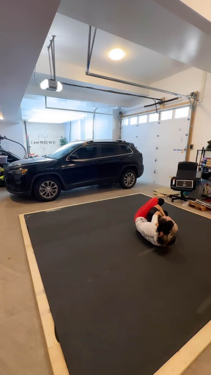 Tianna Gregoryのインスタグラム：「Started training Brazilian Jiu-Jitsu about 2 months ago and fell in love! Everyday I’m learning more and I’m so excited to share my journey with you guys. BJJ is incredibly hard and teaches you so much on and off the mats. here’s some drilling with hubby (mats under construction!) ❤️🥋 #bjjlifestyle #oss #whitebeltbjj #bjjgirls」