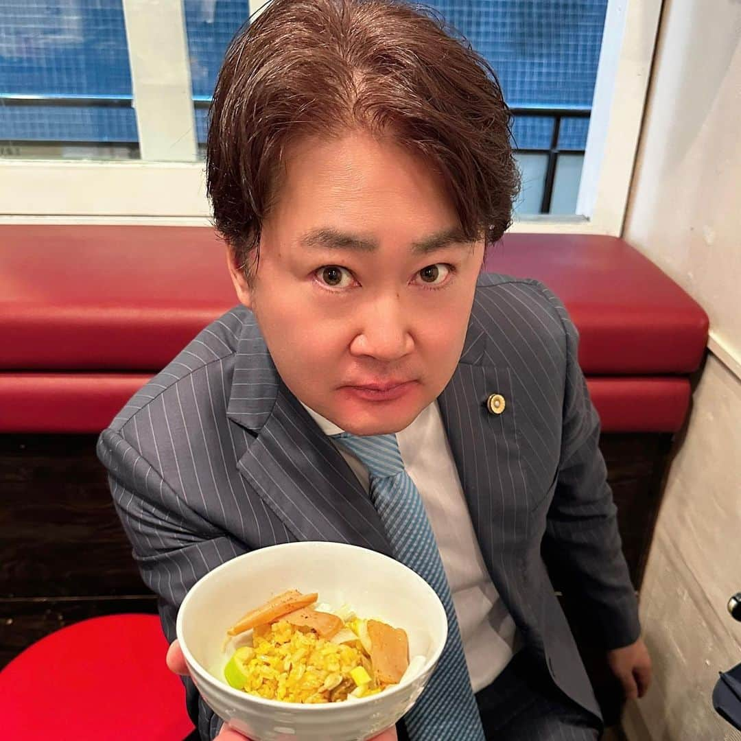 山岸久朗さんのインスタグラム写真 - (山岸久朗Instagram)「芸人さんに大人気のラーメン店❣️  「マツヨシ大飯店」 @ma206da   ワタリガニのクリームスパゲッティー…じゃなくてワタリガニの塩ラーメン！に、トッピングでバター頼んだら、店主から「僕は食べたことない」と言われて不安を覚えたがw、食べてみたら神ペアリングだった‼️  美味しいので、カレー飯も頼んでしまった！😆  #マツヨシ大飯店 #がんこラーメン十八代目  #大阪ラーメン日記  #長堀橋 #長堀橋ランチ  #長堀橋グルメ  #長堀橋ラーメン #nagahori #nagahoribashi」4月7日 6時57分 - yamaben