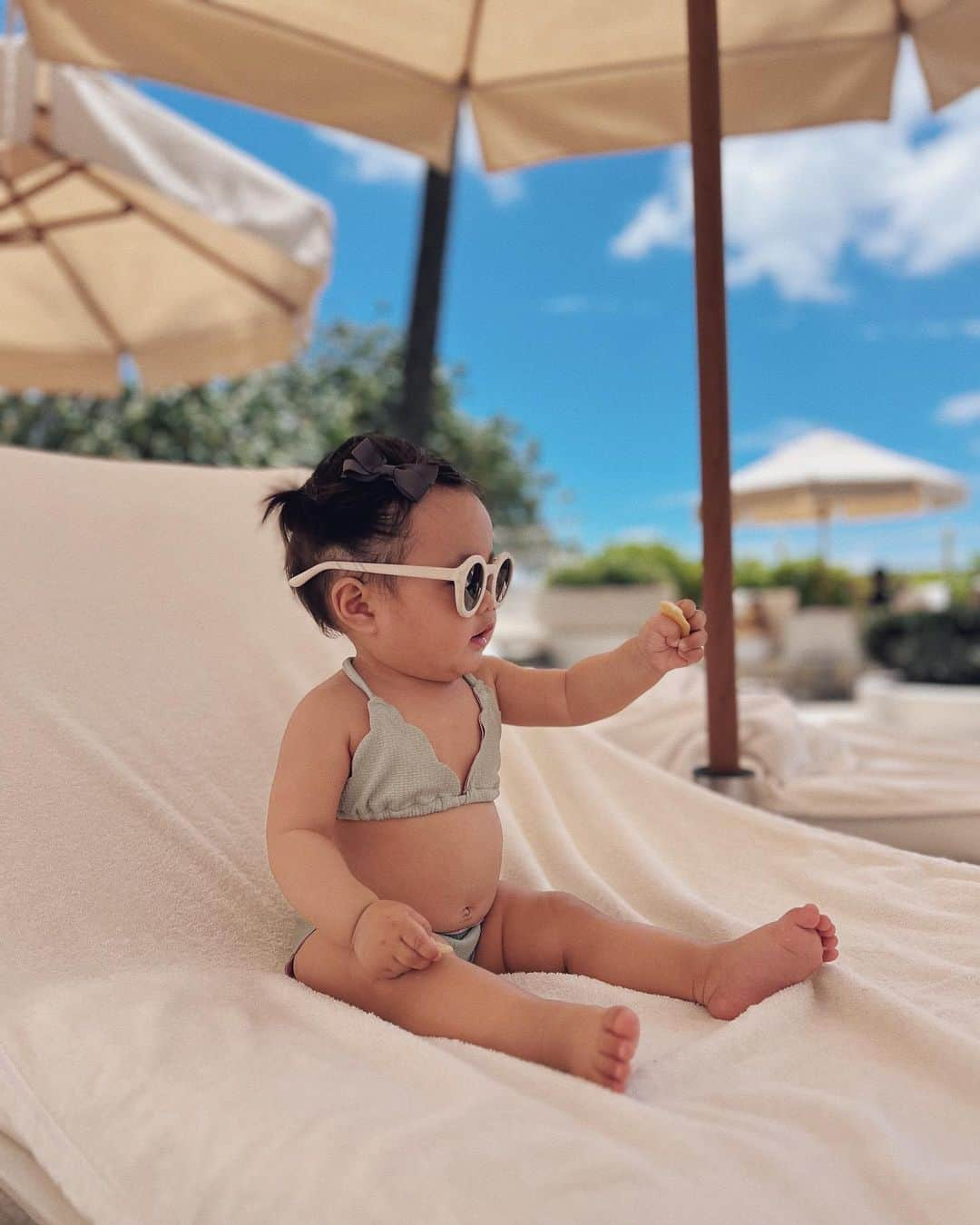 翁安芸さんのインスタグラム写真 - (翁安芸Instagram)「My baby girl in her first bikini 👙🧸🥑💓🌴  あたちはじめての水着。 長女のお下がりビキニ💕  Swimwear #marysiaswim  Ribbon #amaia #amaiakids   #hawaii #babygirl #ハワイ #halekulani」4月7日 7時09分 - akinyc