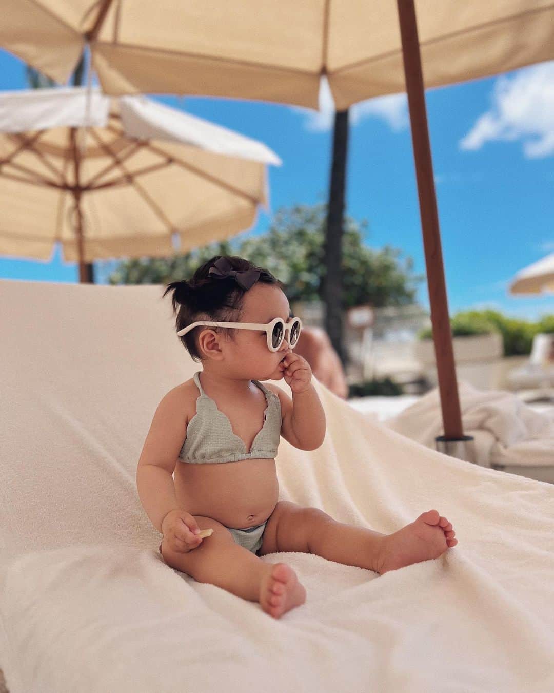 翁安芸さんのインスタグラム写真 - (翁安芸Instagram)「My baby girl in her first bikini 👙🧸🥑💓🌴  あたちはじめての水着。 長女のお下がりビキニ💕  Swimwear #marysiaswim  Ribbon #amaia #amaiakids   #hawaii #babygirl #ハワイ #halekulani」4月7日 7時09分 - akinyc