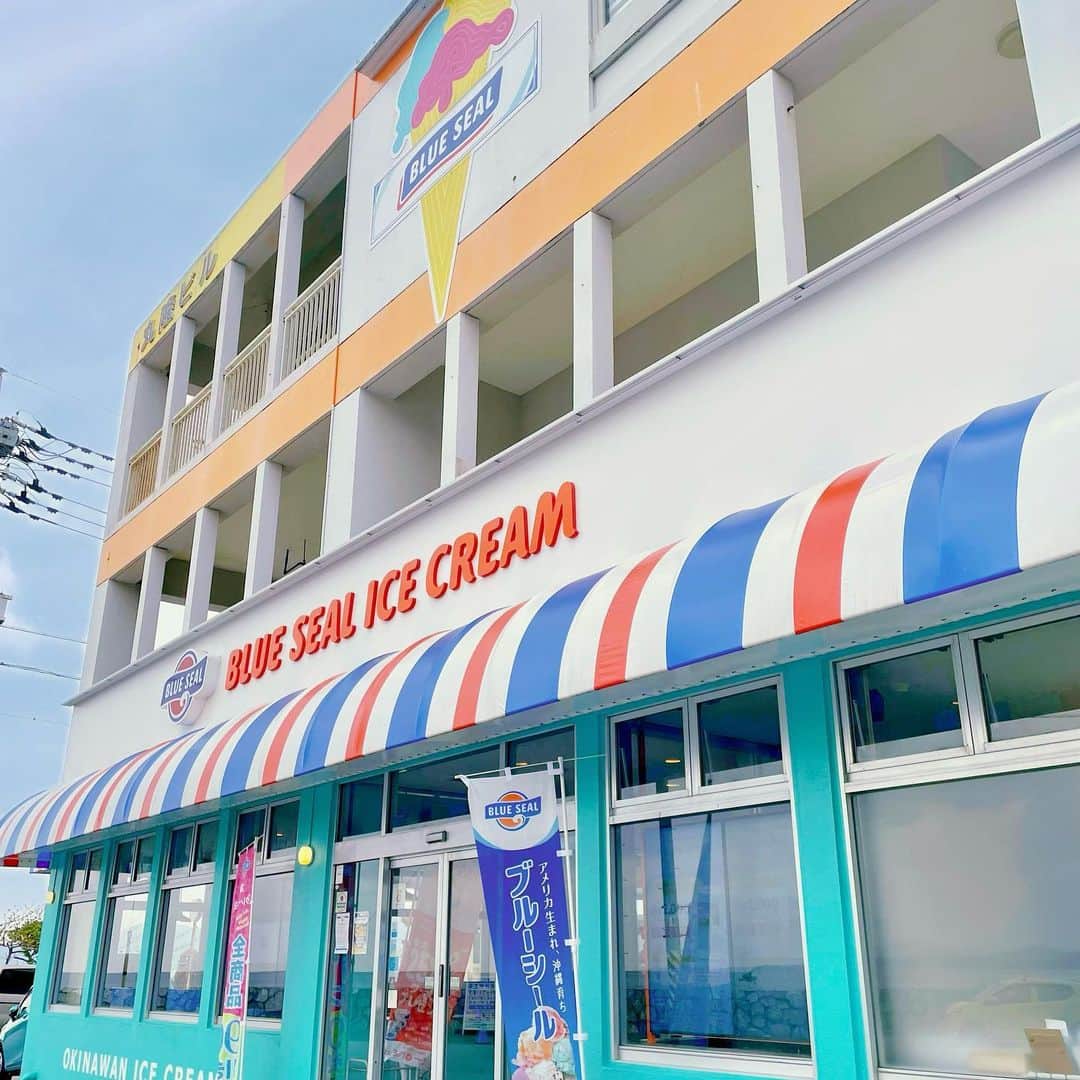 いわさきふきこ さんのインスタグラム写真 - (いわさきふきこ Instagram)「🇺🇸沖縄2日目🇺🇸 ブルーシールアイス  朝食でもアイスを食べたのに、ブルーシールの看板や旗を見つけると「あいしゅ！あいしゅ！」と連呼する娘。さすが沖縄。街中アイストラップでいっぱいでした🍦  #令和元年ベビー #令和元年10月生まれ #3歳6ヶ月 #bluesealicecream #ブルーシール #シークヮーサーシャーベット #時差投稿 #親子三世代旅行」4月7日 7時11分 - fukikoiwasaki