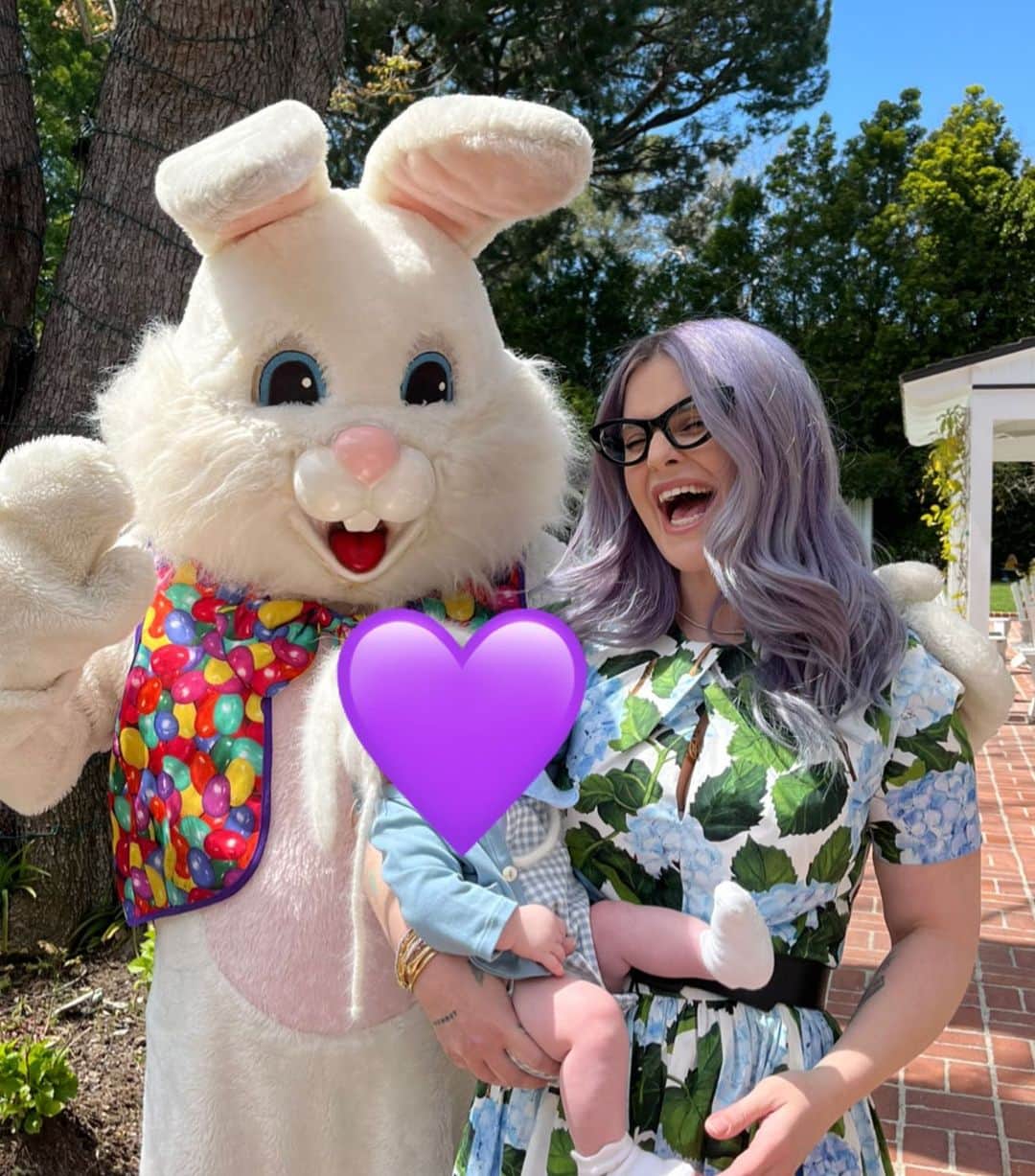 ケリー・オズボーンのインスタグラム：「Baby Sidney and I just met the Easter bunny 🐰」